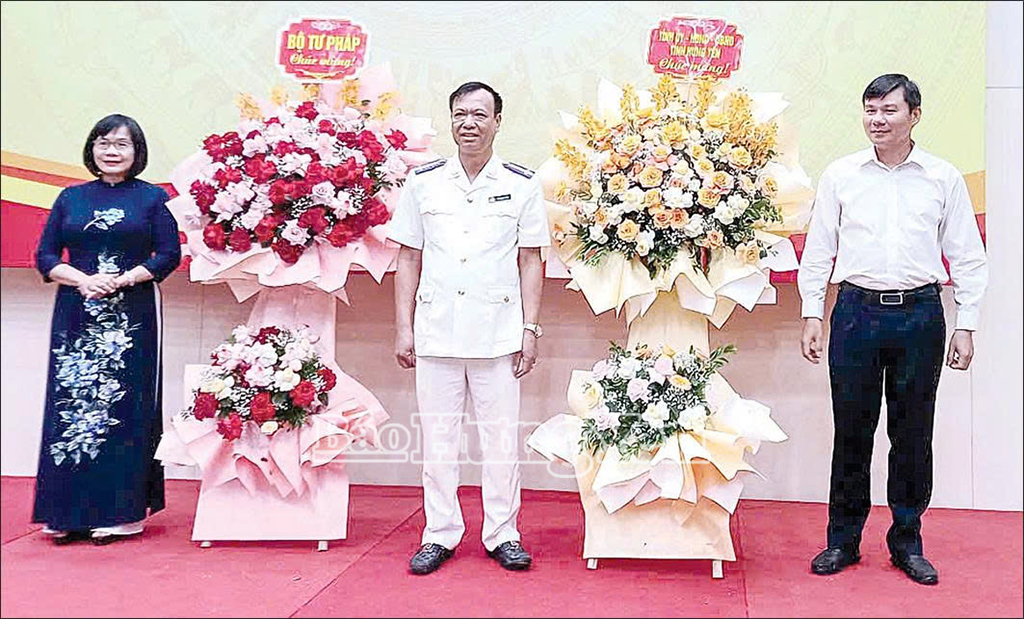 Các đồng chí: Nguyễn Lê Huy, Ủy viên Ban Thường vụ Tỉnh ủy, Phó Chủ tịch UBND tỉnh; Đặng Hoàng Oanh, Thứ trưởng Bộ Tư pháp chúc mừng đồng chí Vũ Hoàng Thụ, Trưởng Thi hành án dân sự tỉnh Hưng Yên.