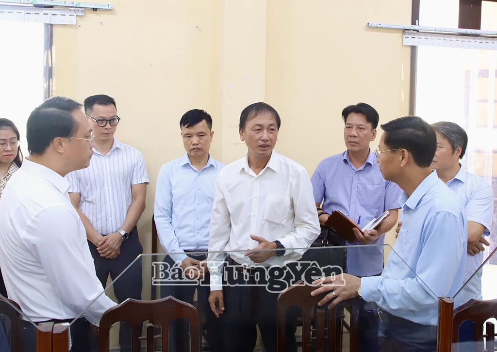 Phó Chủ tịch UBND tỉnh Nguyễn Hùng Nam kiểm tra hoạt động của Trung tâm Phục vụ hành chính công xã A Sào