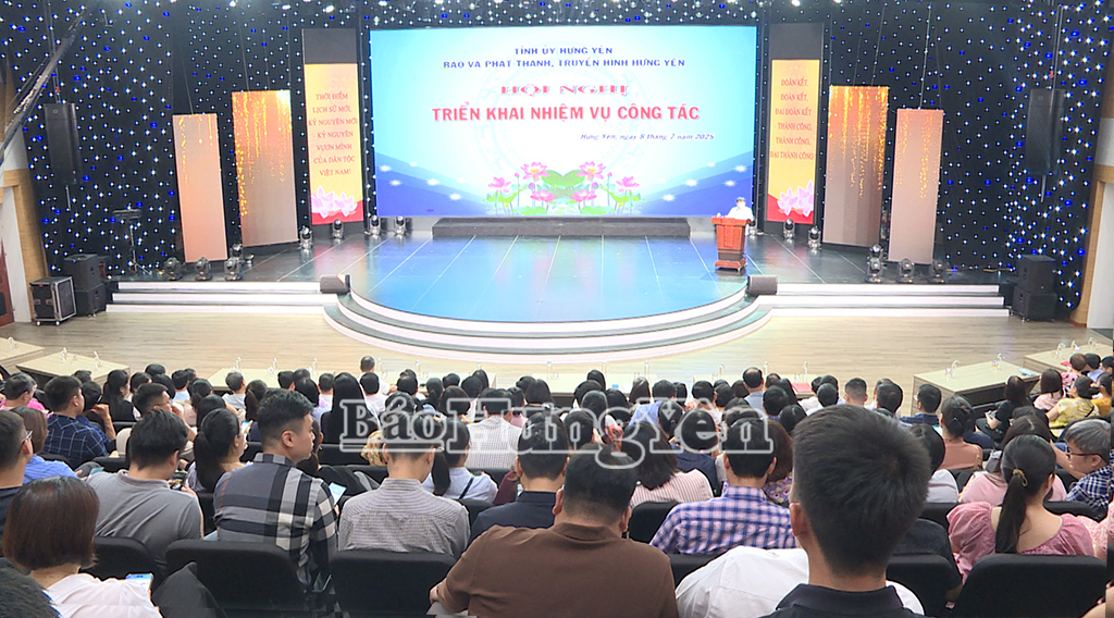 Toàn cảnh hội nghị công bố quyết định về công tác cán bộ của Báo và Phát thanh, Truyền hình Hưng Yên