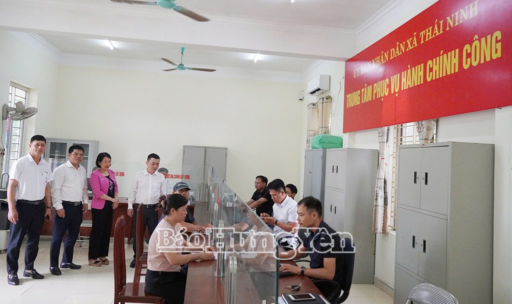 Lãnh đạo xã Thái Ninh kiểm tra quá trình vận hành của Trung tâm Phục vụ hành chính công.