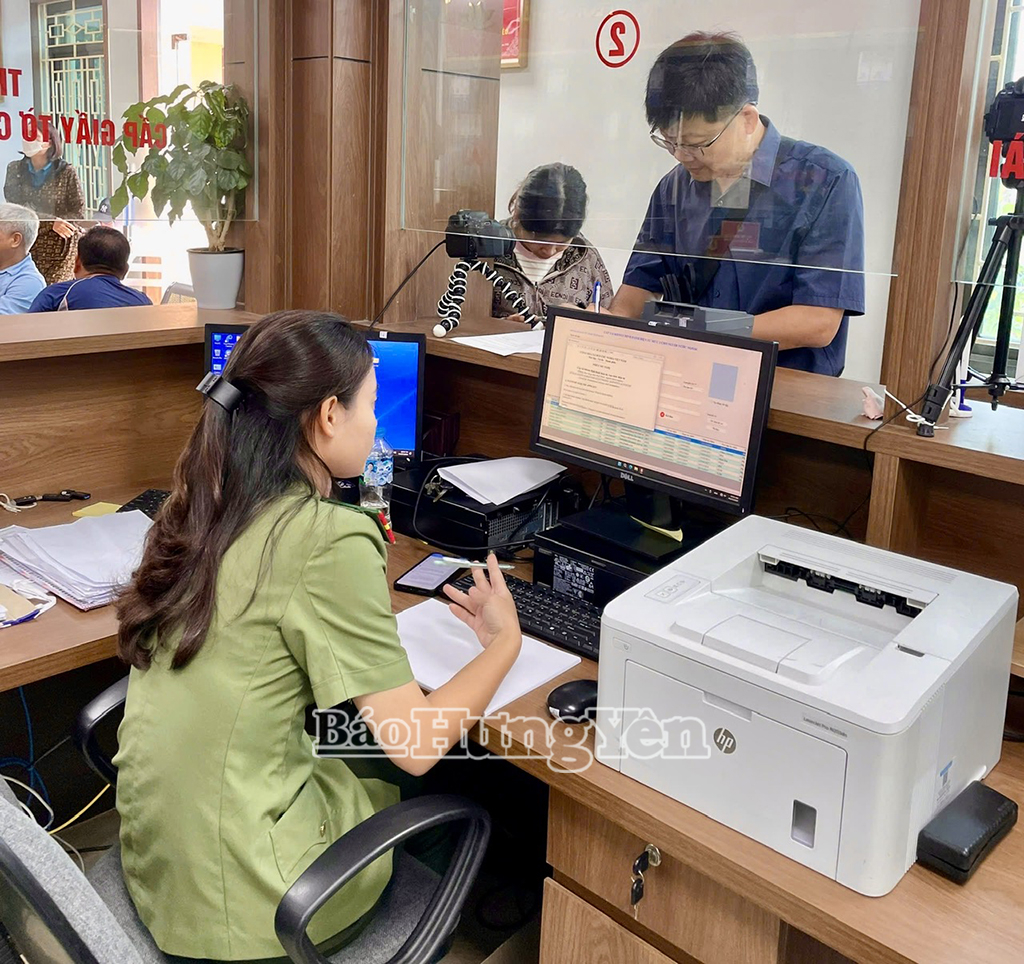 Người nước ngoài đến làm thủ tục cấp định danh mức độ 2 tại Bộ phận một cửa, Công an tỉnh