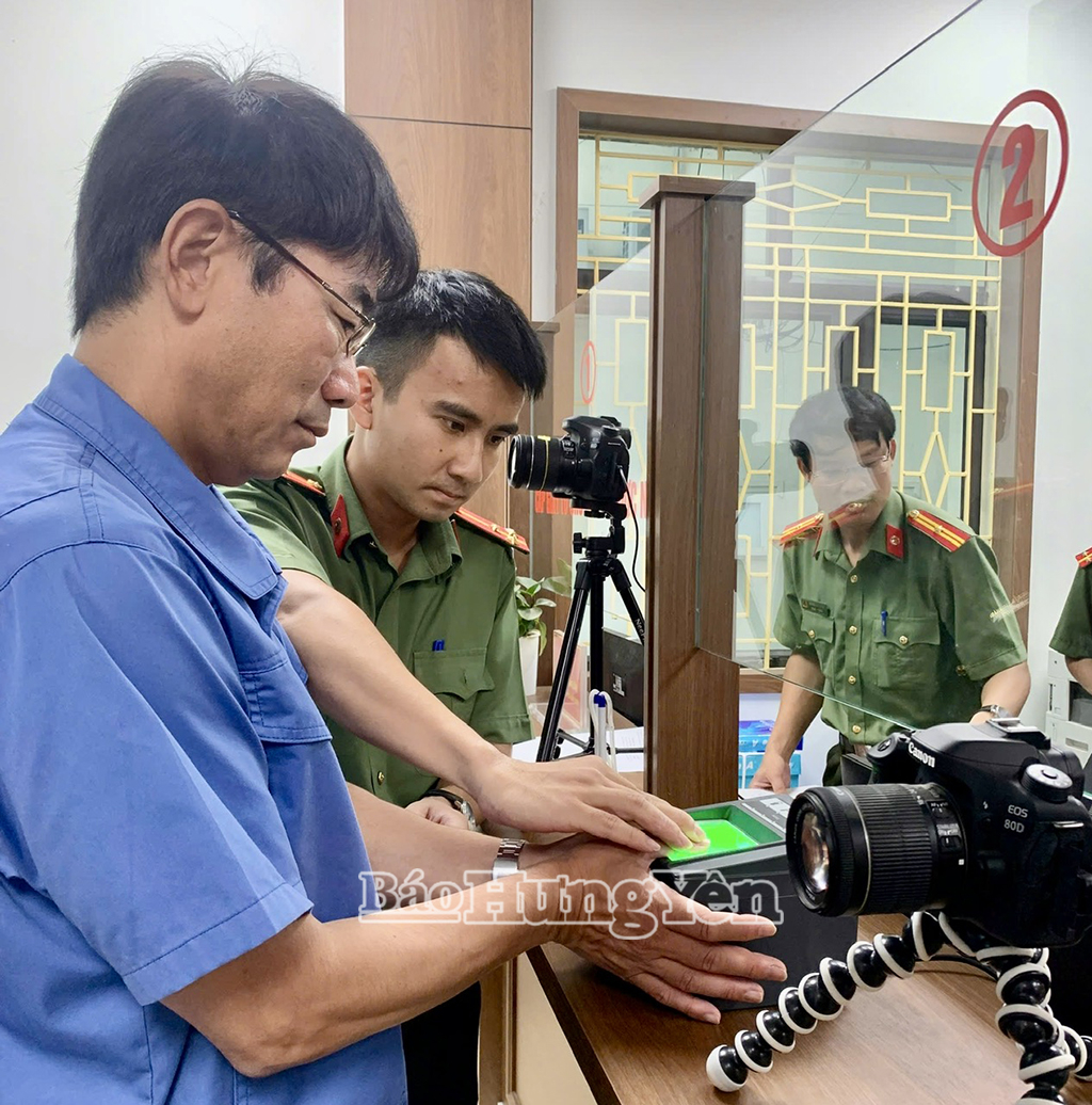 Người nước ngoài làm thủ tục lăn dấu vân tay khi làm định danh mức độ 2