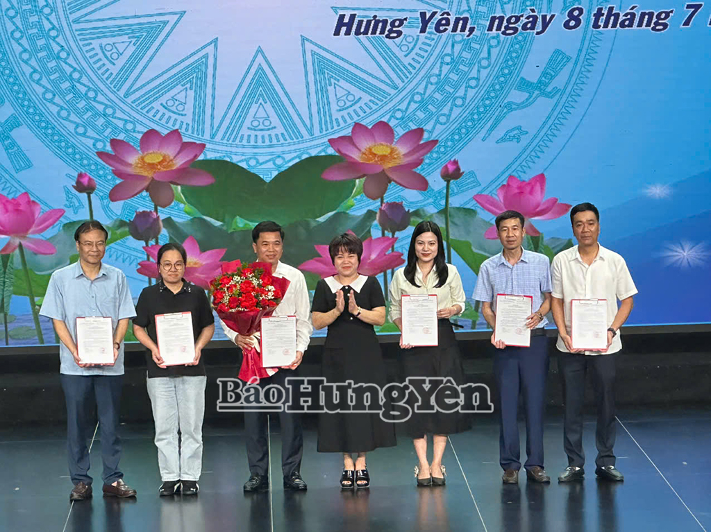 Lãnh đạo Báo và Phát thanh, Truyền hình Hưng Yên trao quyết định bổ nhiệm Trưởng phòng và các phó trưởng phòng Phòng Tin tức.