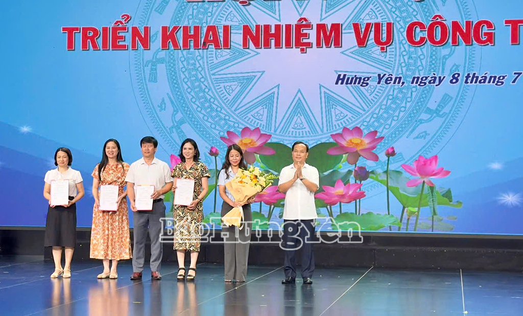 Lãnh đạo Báo và Phát thanh, Truyền hình Hưng Yên trao quyết định bổ nhiệm Trưởng phòng và các phó trưởng phòng Phòng Tài vụ - Quảng cáo.