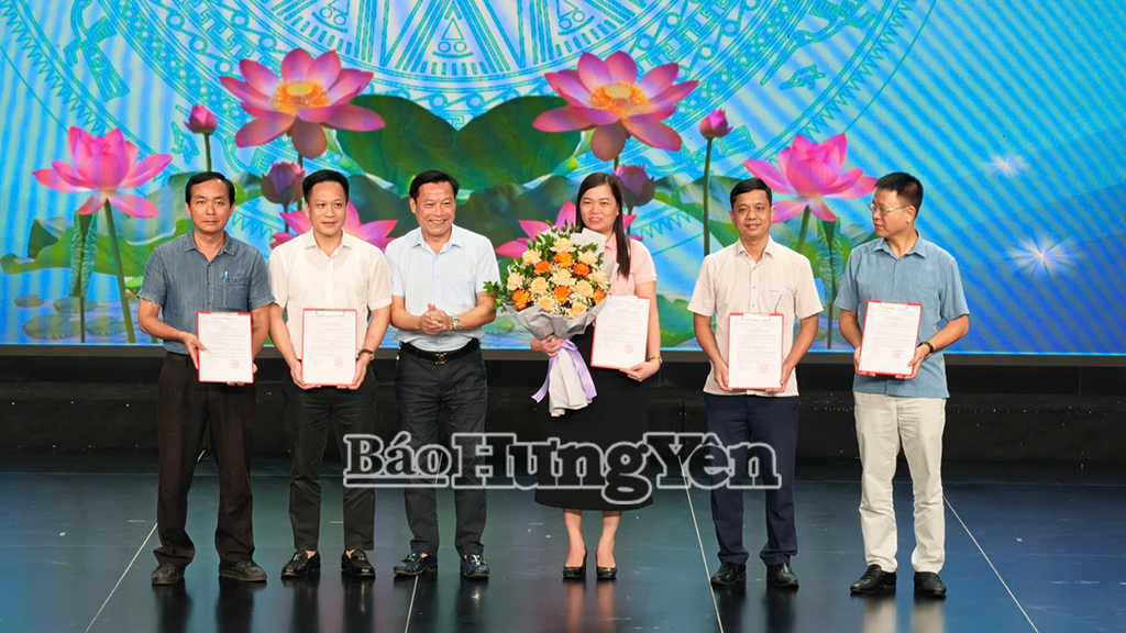 Lãnh đạo Báo và Phát thanh, Truyền hình Hưng Yên trao quyết định bổ nhiệm Trưởng phòng và các phó trưởng phòng Phòng Chuyên đề.