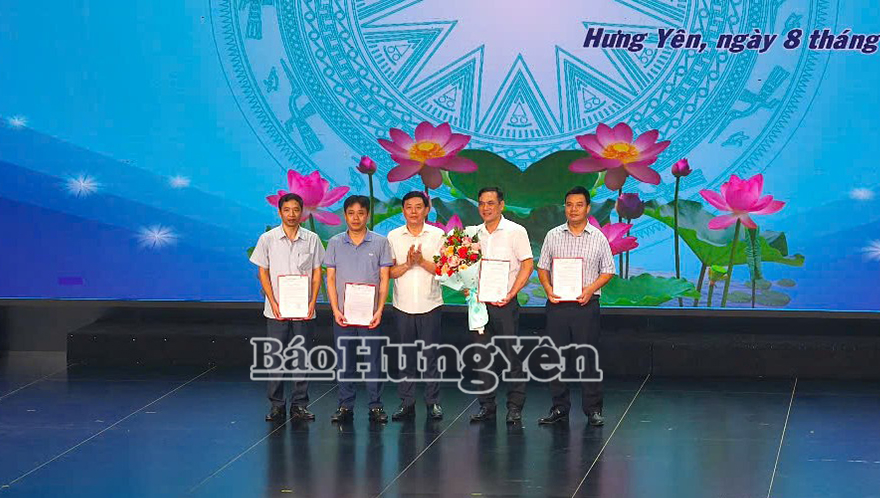 Lãnh đạo Báo và Phát thanh, Truyền hình Hưng Yên trao quyết định bổ nhiệm Trưởng phòng và các phó trưởng phòng Phòng Kỹ thuật - Công nghệ.