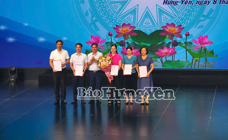 Lãnh đạo Báo và Phát thanh, Truyền hình Hưng Yên trao quyết định bổ nhiệm Trưởng phòng và các phó trưởng phòng  Văn hóa - Giải trí