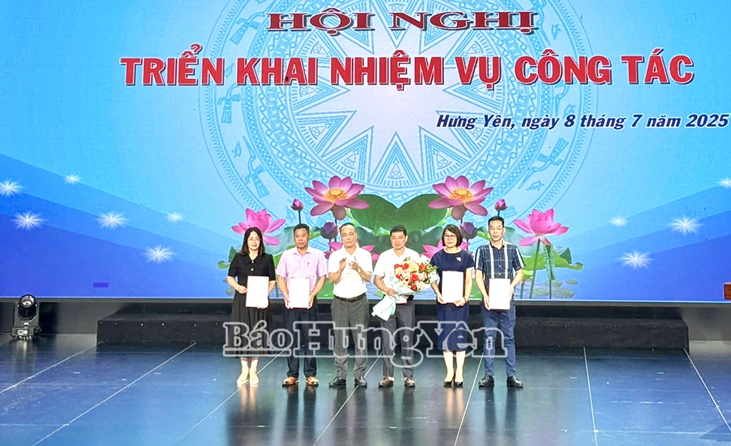 Lãnh đạo Báo và Phát thanh, Truyền hình Hưng Yên trao quyết định bổ nhiệm Trưởng phòng và các phó trưởng Phòng Thư ký - Biên tập.