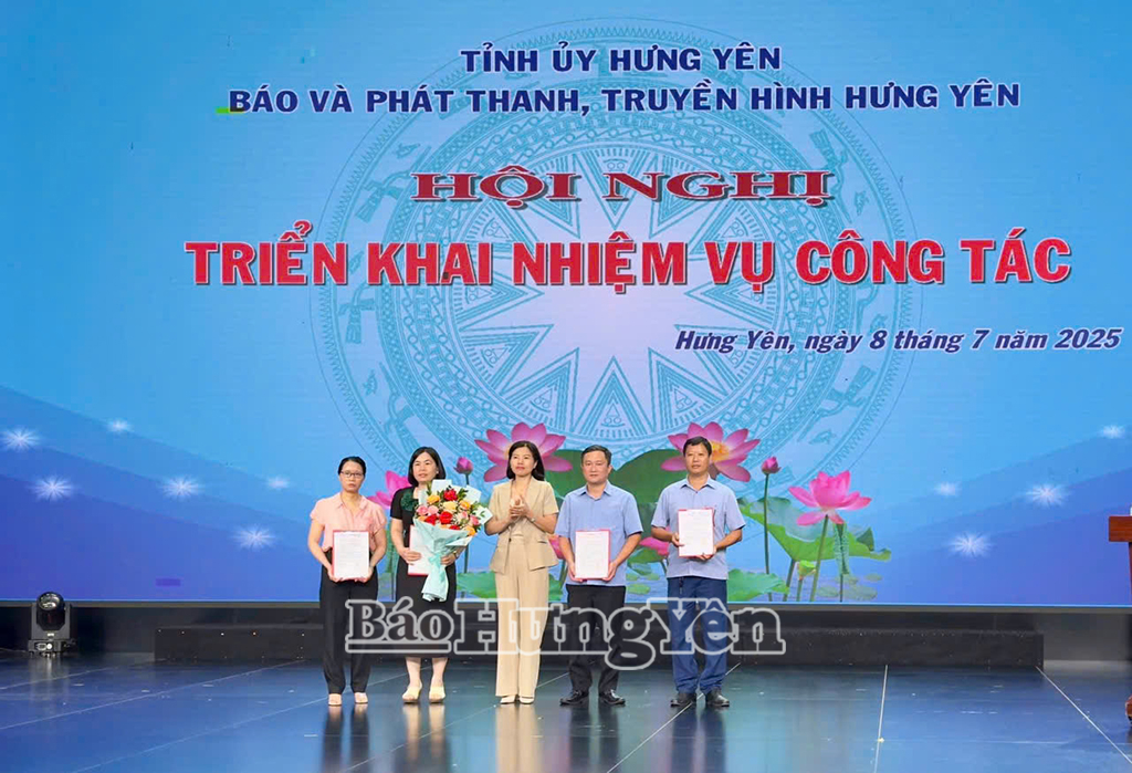 Lãnh đạo Báo và Phát thanh, Truyền hình Hưng Yên trao quyết định bổ nhiệm Trưởng phòng và các phó trưởng phòng Phòng Báo điện tử - Nội dung số.