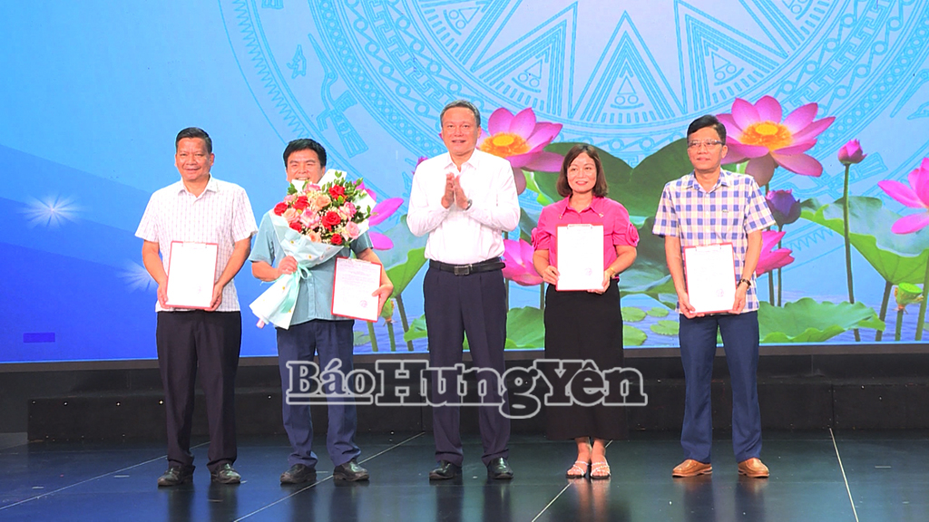 Tổng Biên tập Báo và Phát thanh, Truyền hình Hưng Yên trao quyết định về công tác cán bộ