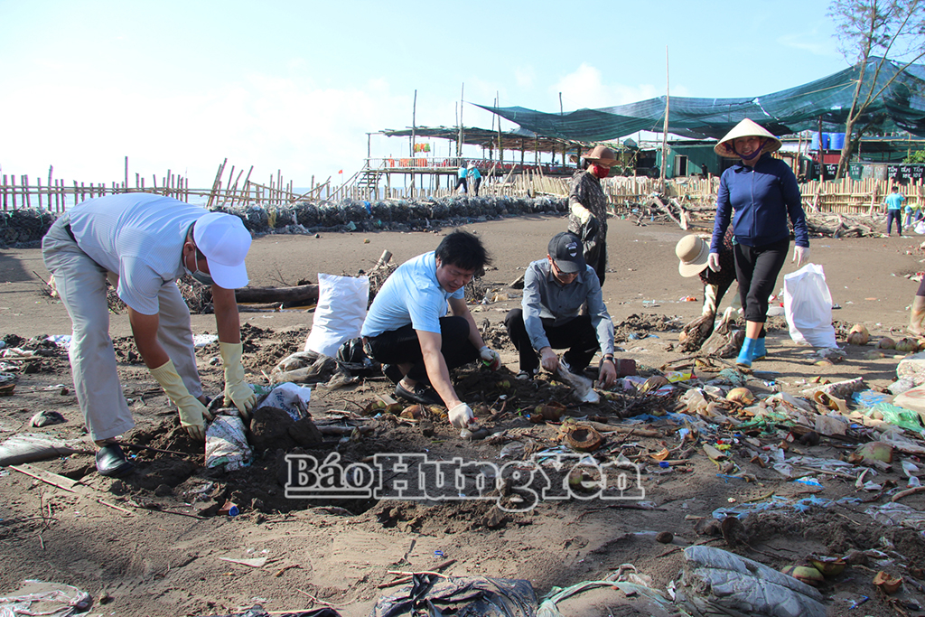 Dọn dẹp rác thải tại bãi biển Cồn Vành
