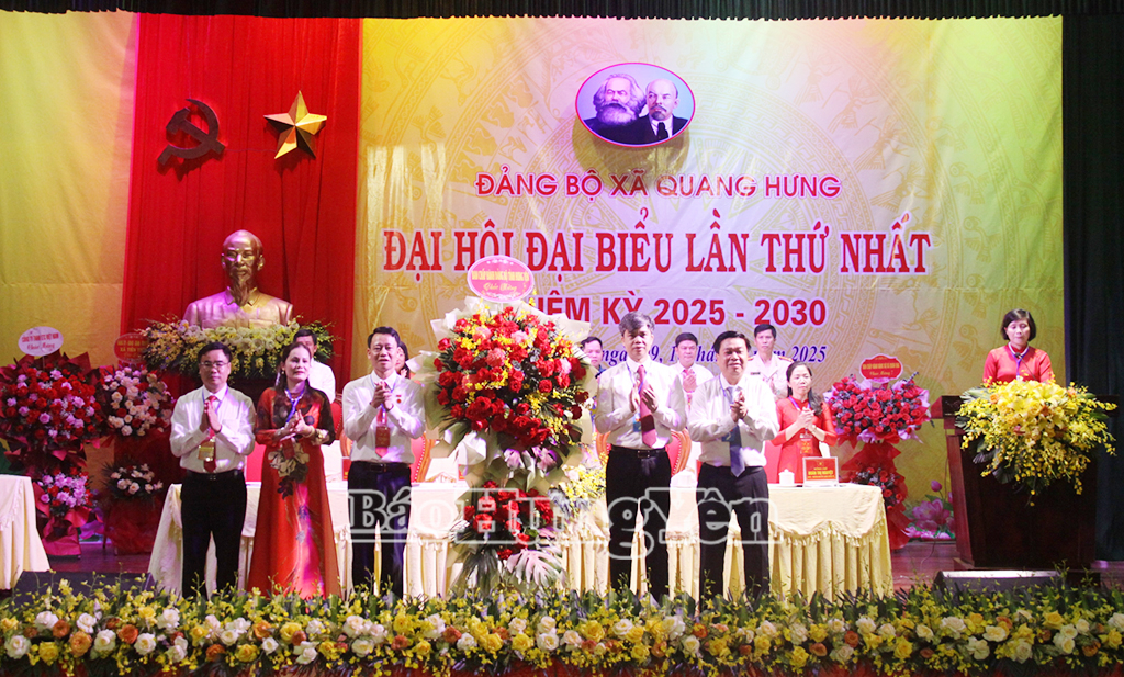 Các đồng chí lãnh đạo tỉnh tặng hoa chúc mừng đại hội
