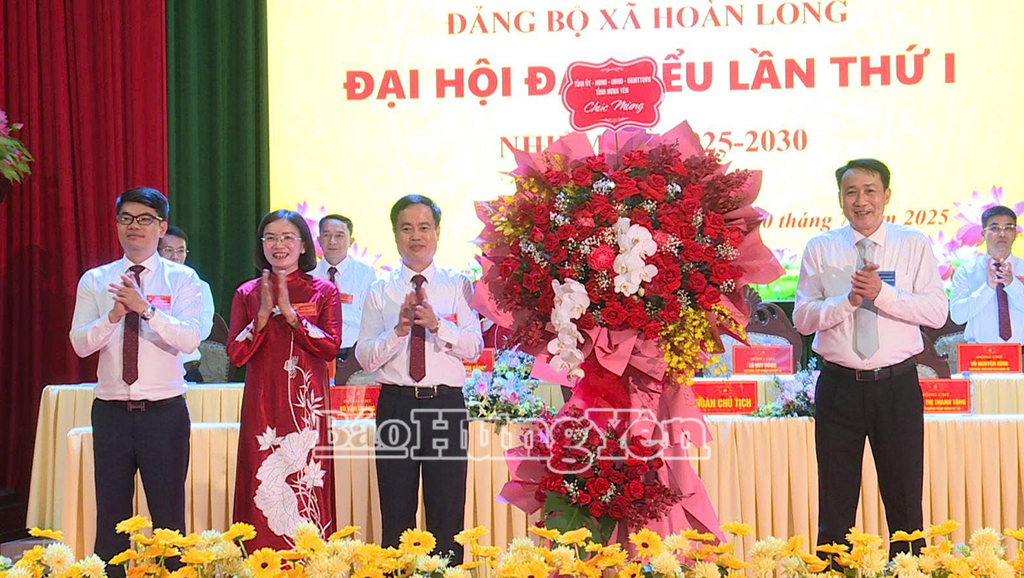 Đồng chí Phạm Văn Khuê, Ủy viên Ban Thường vụ Tỉnh ủy, Trưởng Ban Tổ chức Tỉnh ủy tặng hoa chúc mừng Đại hội