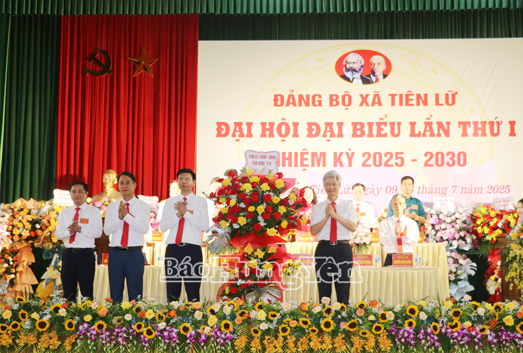 Đồng chí Đào Hồng Vận, Ủy viên Ban Thường vụ Tỉnh ủy, Trưởng đoàn Đại biểu Quốc hội tỉnh, Giám đốc sở Nội vụ tặng hoa chúc mừng đại hội