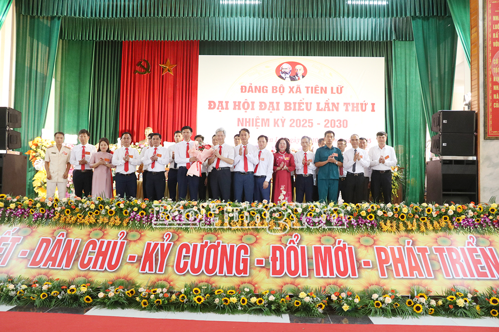 Các đại biểu chụp ảnh lưu niệm với Ban Chấp hành Đảng bộ xã Tiên Lữ nhiệm kỳ 2025 - 2030