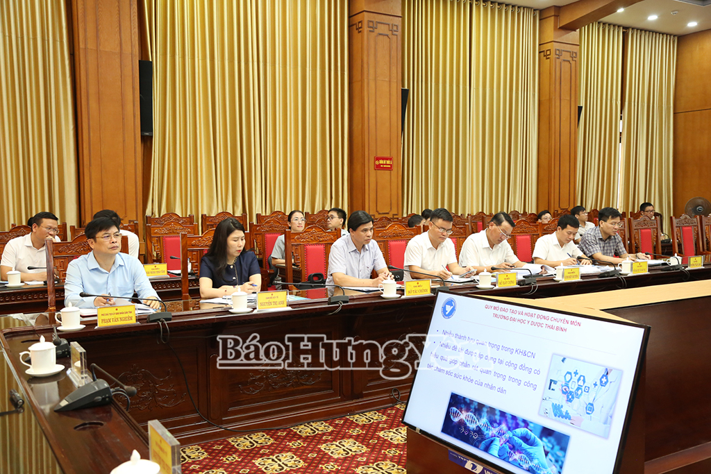 Các đại biểu dự buổi làm việc.