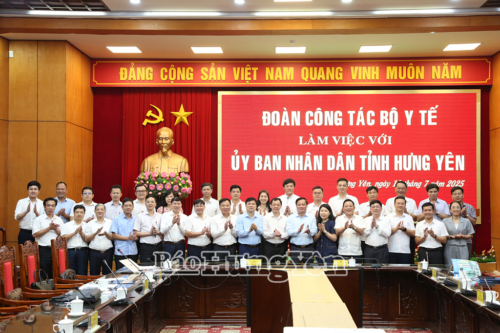 Đoàn công tác của Bộ Y tế và các đồng chí lãnh đạo tỉnh chúc mừng thành công của buổi làm việc.