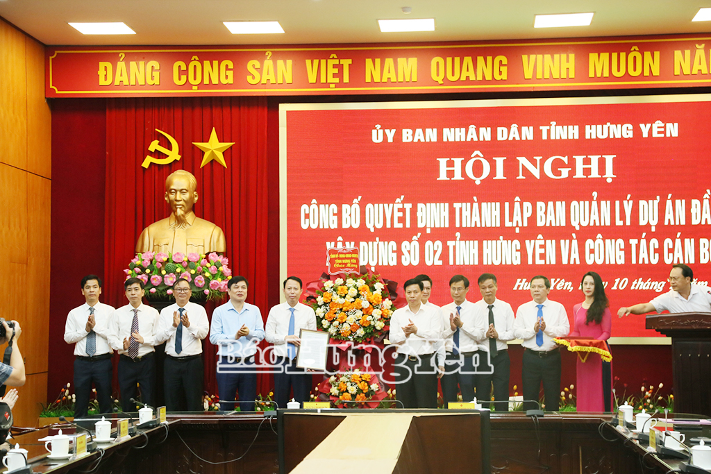 Các đồng chí lãnh đạo tỉnh trao Quyết định thành lập và tặng hoa chúc mừng Ban quản lý dự án đầu tư xây dựng số 02 tỉnh Hưng Yên.