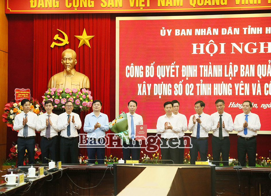 Các đồng chí lãnh đạo tỉnh trao Quyết định và tặng hoa chúc mừng Giám đốc Ban quản lý dự án đầu tư xây dựng số 02 tỉnh Hưng Yên