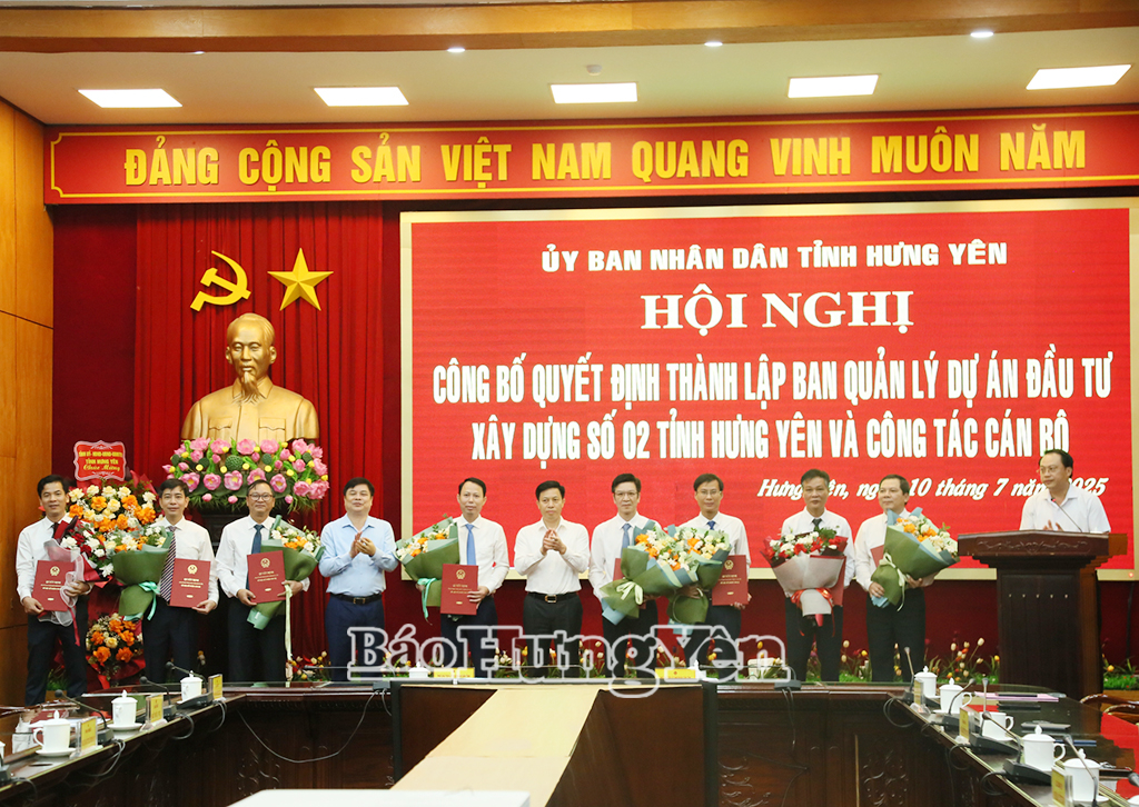 Các đồng chí lãnh đạo tỉnh trao Quyết định và tặng hoa chúc mừng các đồng chí lãnh đạo Ban quản lý dự án đầu tư xây dựng số 02 tỉnh Hưng Yên.
