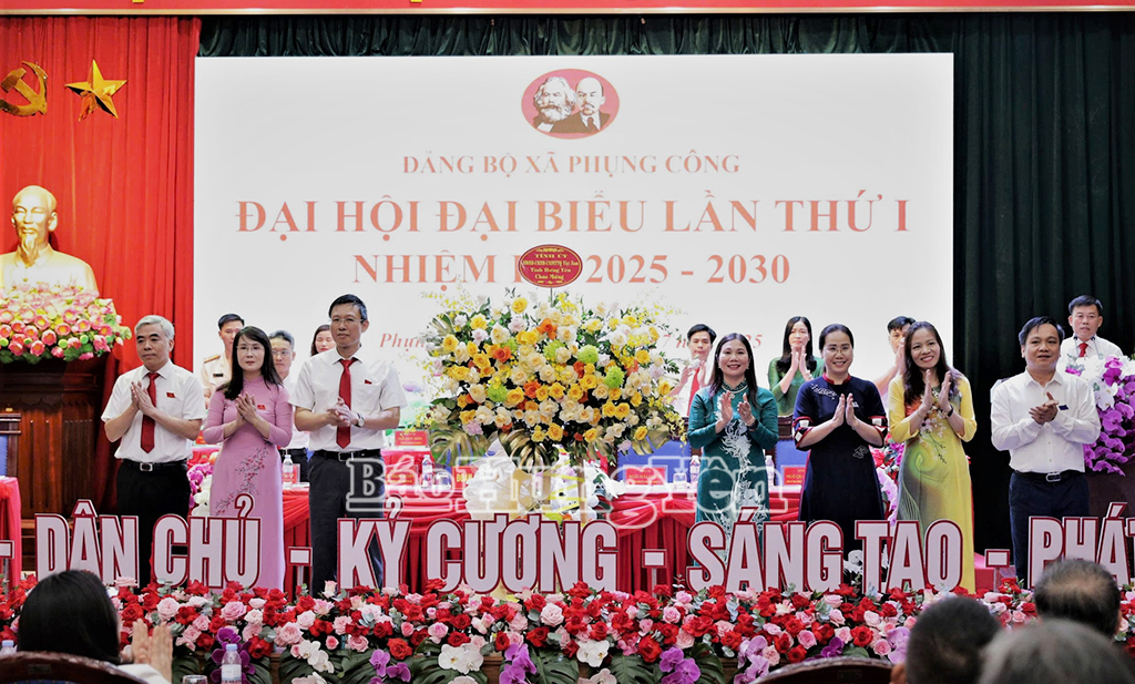 Đồng chí Trần Thị Tuyết Hương và các đại biểu tặng hoa chúc mừng đại hội