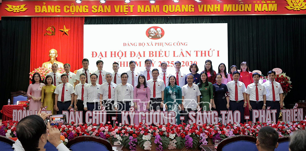 Các đại biểu chụp ảnh lưu niệm cùng Ban Chấp hành Đảng bộ xã Phụng Công khoá I, nhiệm kỳ 2025 - 2030