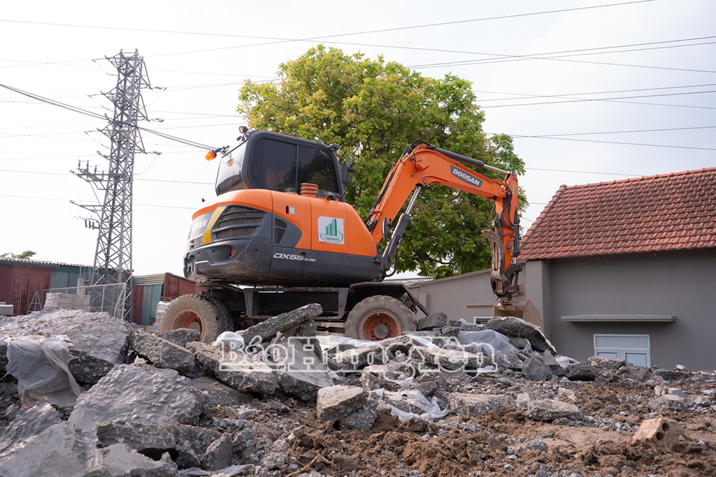 Phá dỡ công trình xây dựng trái phép tại xã Hoàn Long