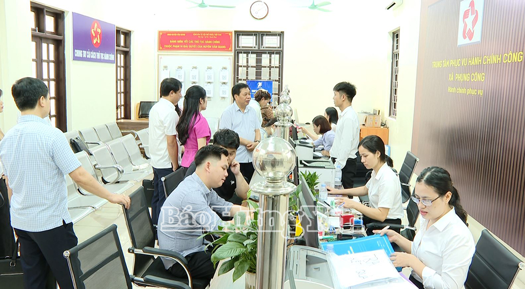 Phó Chủ tịch Thường trực UBND tỉnh Nguyễn Quang Hưng động viên cán bộ, công chức tại Trung tâm Phục vụ hành chính công xã Phụng Công