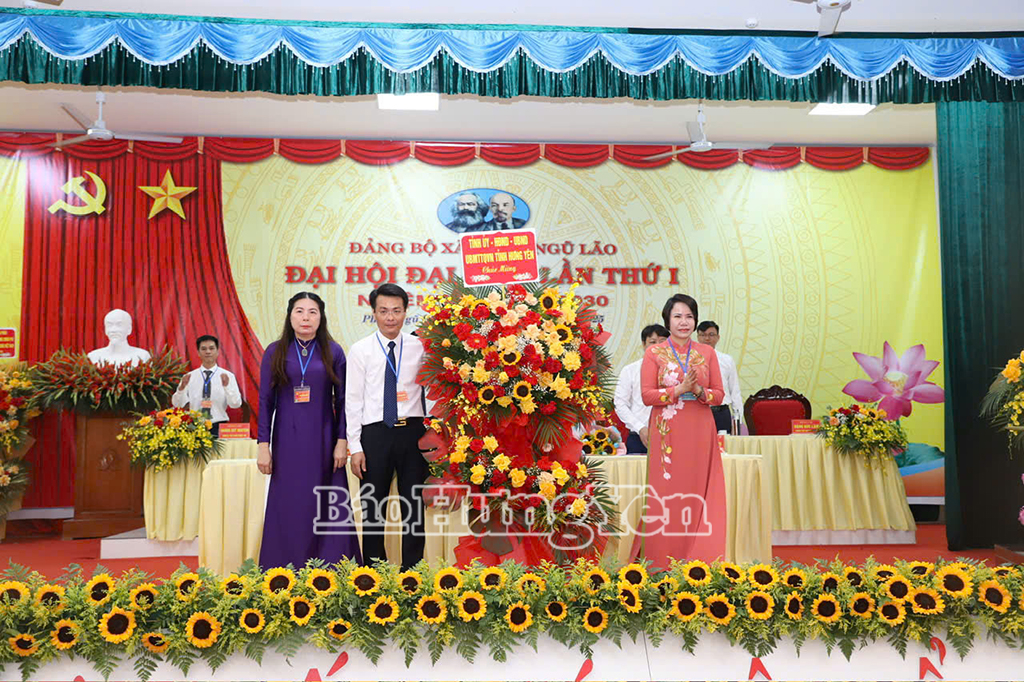 Đồng chí Quách Thị Hương, Ủy viên Ban Thường vụ Tỉnh ủy, Hiệu trưởng Trường Chính trị Nguyễn Văn Linh tặng hoa chúc mừng Đại hội