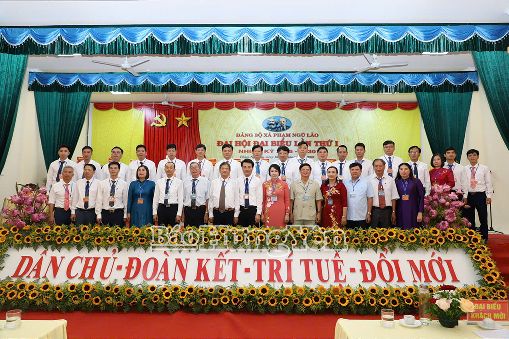 Các đại biểu chụp ảnh lưu niệm với Ban Chấp hành Đảng bộ xã Phạm Ngũ Lão nhiệm kỳ 2025 - 2030