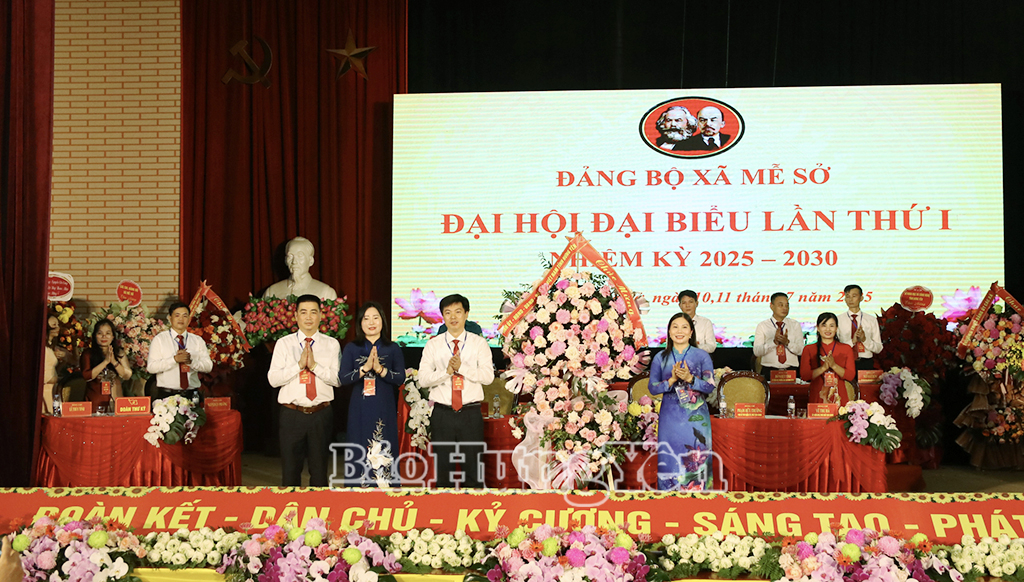 Phó Chủ tịch HĐND tỉnh Trần Thị Tuyết Hương tặng hoa chúc mừng Đại hội