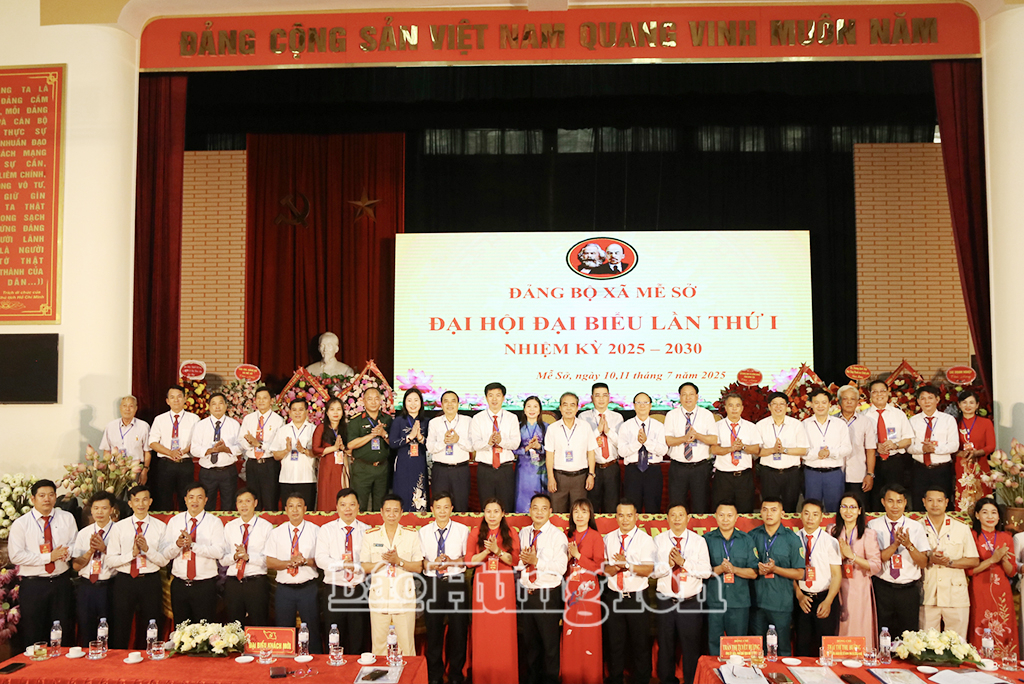 Đại biểu khách mời chụp ảnh lưu niệm với Ban chấp hành Đảng bộ xã Mễ Sở nhiệm kỳ 2025 - 2030