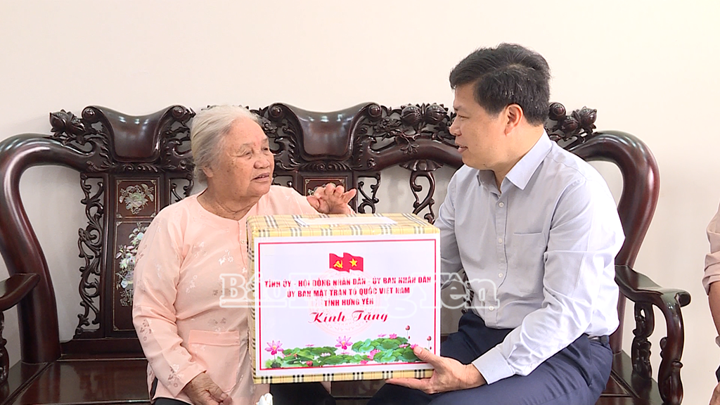 Đồng chí Trần Quốc Toản, Phó Bí thư Thường trực Tỉnh ủy thăm, tặng quà bà Nguyễn Thị Mạ, vợ liệt sĩ ở thôn Bắc Nam Phú, xã Đức Hợp