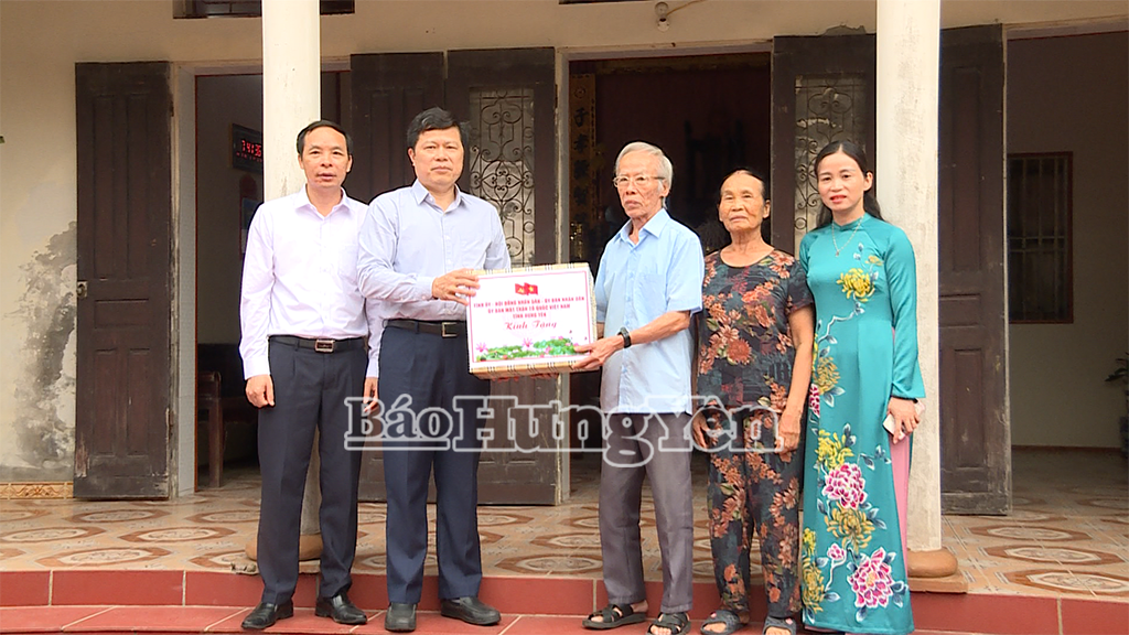 Đồng chí Trần Quốc Toản, Phó Bí thư Thường trực Tỉnh ủy thăm, tặng quà thương binh Nguyễn Văn Hiệp, thôn Quảng Lạc, xã Đức Hợp