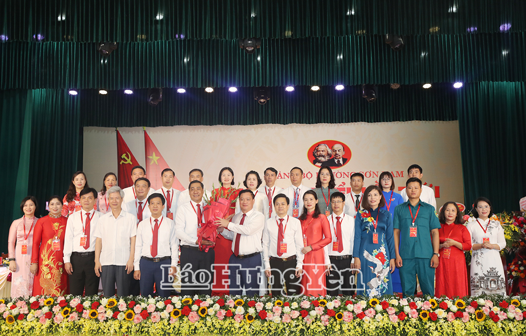 Các đại biểu tặng hoa chúc mừng Ban Chấp hành Đảng bộ phường Sơn Nam nhiệm kỳ 2025 - 2030.