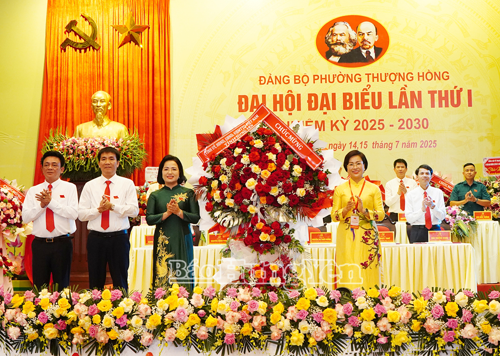 Đồng chí Trần Thị Thanh Thủy, Ủy viên Ban Thường vụ Tỉnh ủy, Bí thư Đảng ủy, Chủ tịch HĐND phường Mỹ Hào tặng hoa, chúc mừng đại hội.