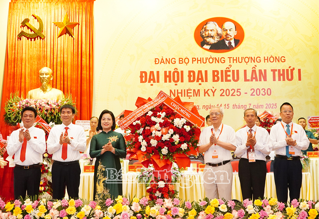 Đồng chí Phạm Chung Đỉnh, nguyên Phó Bí thư Thường trực Tỉnh ủy và các đại biểu tặng hoa chúc mừng đại hội