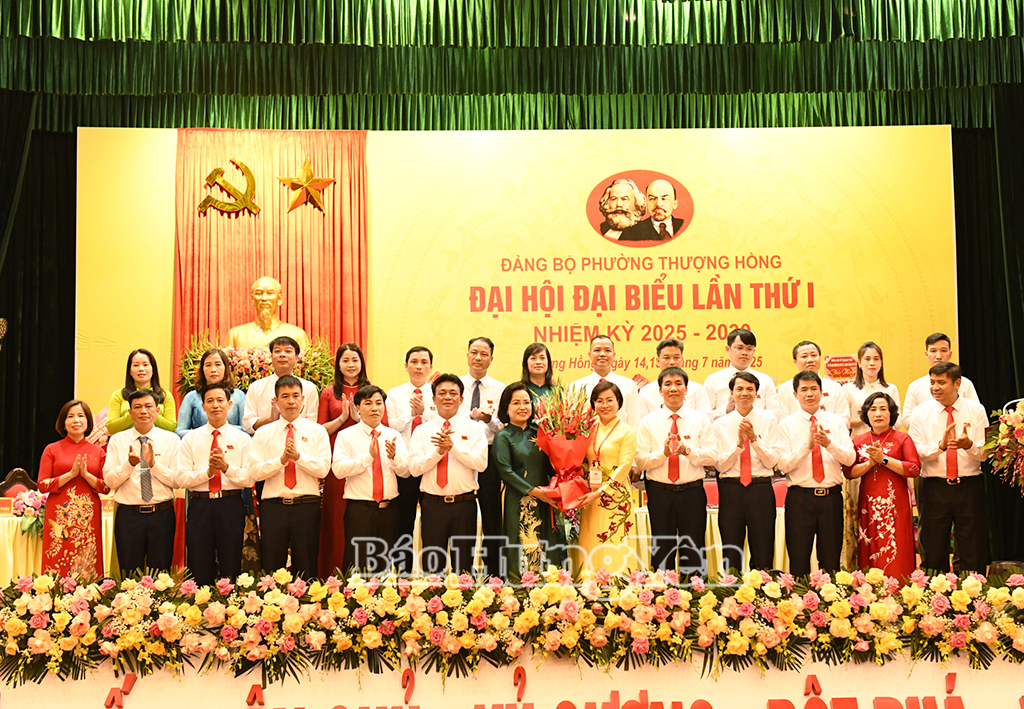 Đồng chí Trần Thị Thanh Thủy, Ủy viên Ban Thường vụ Tỉnh ủy, Bí thư Đảng ủy, Chủ tịch HĐND phường Mỹ Hào tặng hoa, chúc mừng Ban Chấp hành Đảng bộ phường Thượng Hồng, nhiệm kỳ 2025-2030