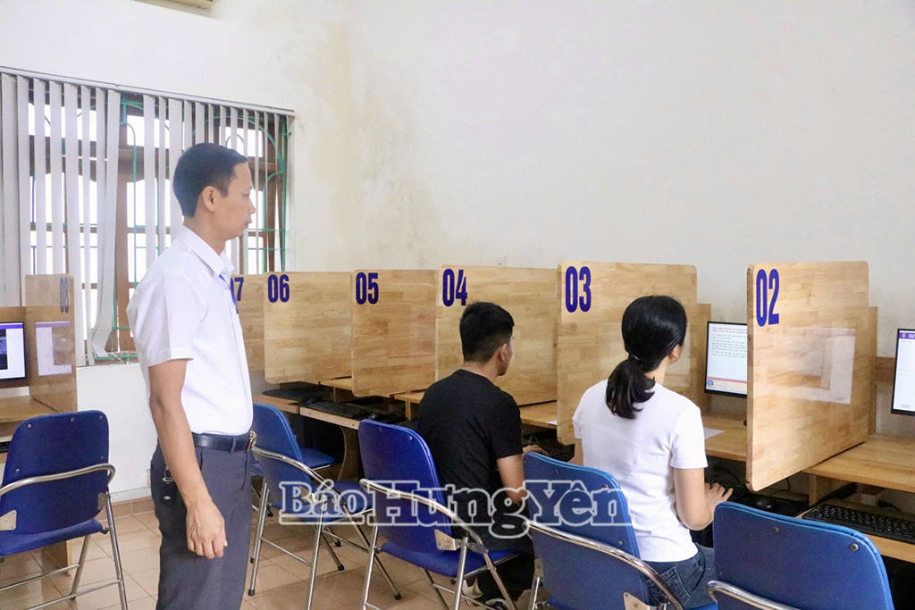 Giám sát phần thi lý thuyết đối với các học viên tham dự sát hạch giấy phép lái xe