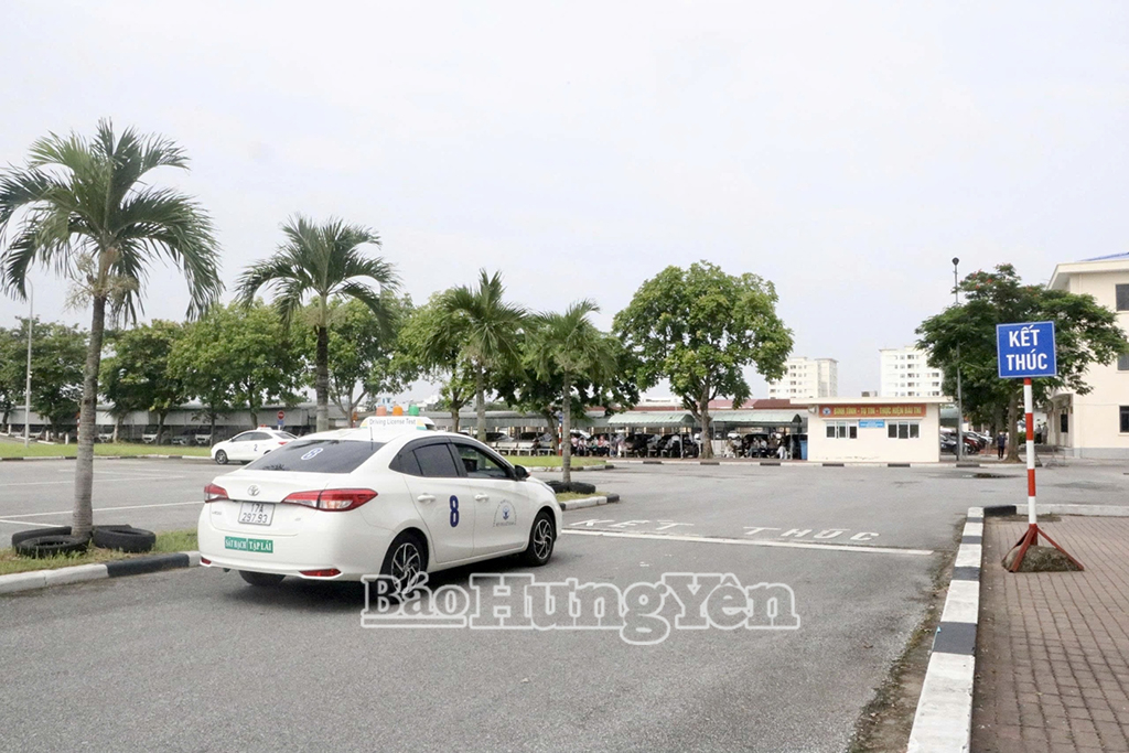 Thí sinh thực hành lái xe tại Trung tâm sát hạch lái xe số 2, thuộc Trường Trung cấp Giao thông vận tải - Sở Xây dựng