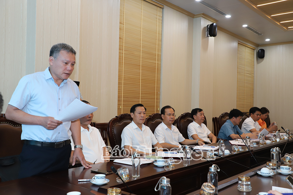 Đồng chí Hoàng Minh Sơn, Tổng biên tập Báo và Phát thanh, Truyền hình Hưng Yên báo cáo tình hình hoạt động của cơ quan sau hợp nhất.
