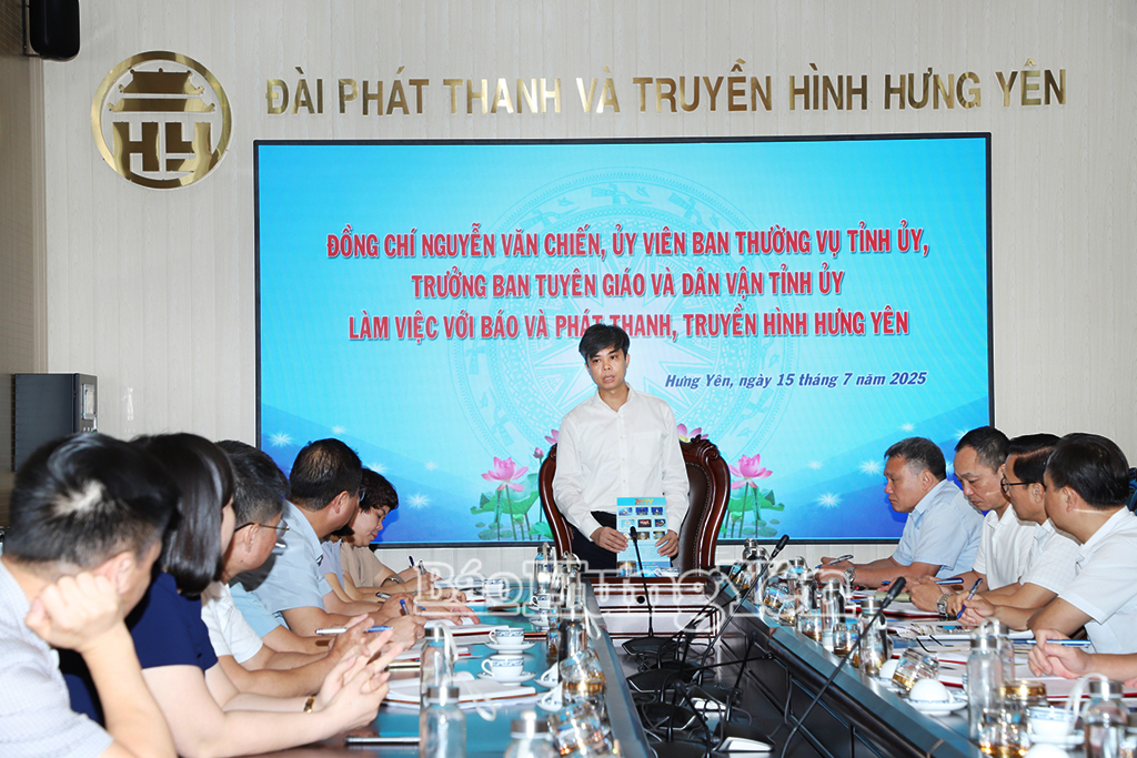 Đồng chí Trưởng ban Tuyên giáo và Dân vận Tỉnh ủy Nguyễn Văn Chiến phát biểu tại buổi làm việc với Báo và Phát thanh, Truyền hình Hưng Yên.