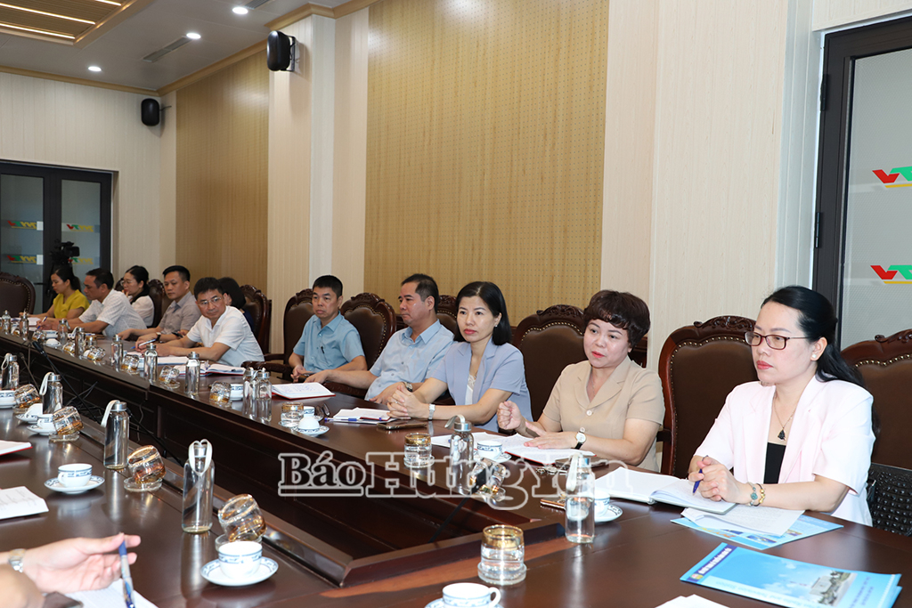 Các đồng chí lãnh đạo, cán bộ Báo và Phát thanh, Truyền hình Hưng Yên tại buổi làm việc.