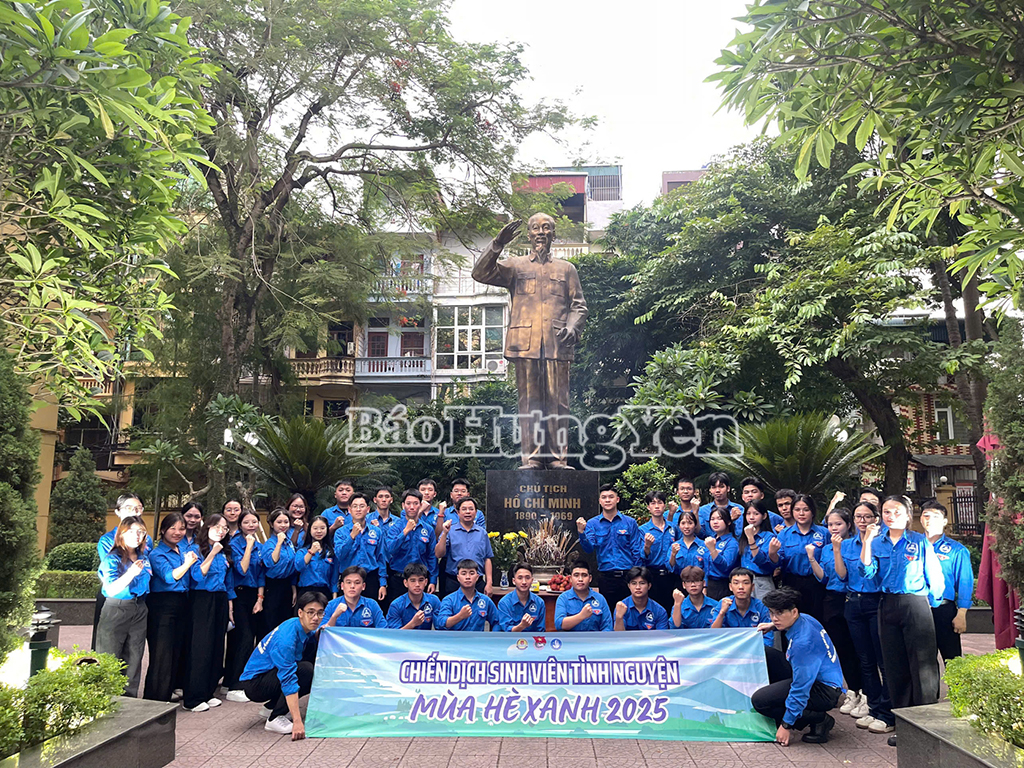 Đội hình gần 50 sinh viên Trường Đại học Công đoàn thực hiện chiến dịch tình nguyện “Mùa hè xanh” năm 2025 tại xã Nguyễn Văn Linh và xã Tiên La