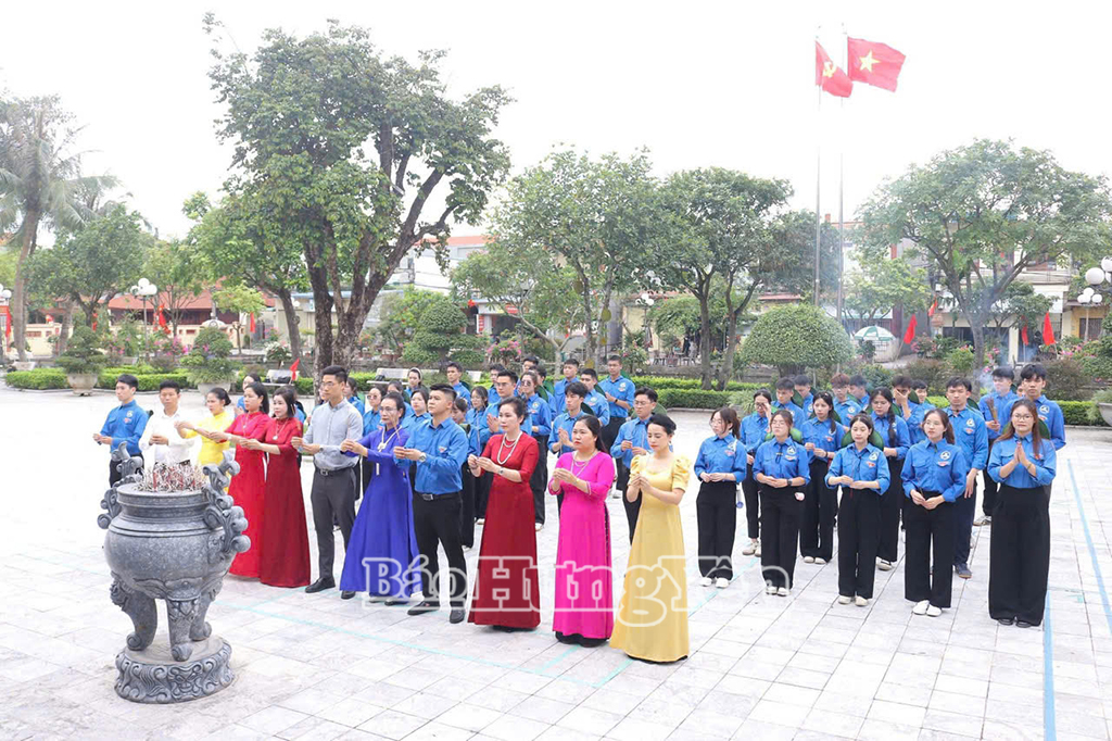Sinh viên tình nguyện Trường Đại học Công đoàn dâng hương tại Nhà tưởng niệm Tổng Bí thư Nguyễn Văn Linh, xã Nguyễn Văn Linh.