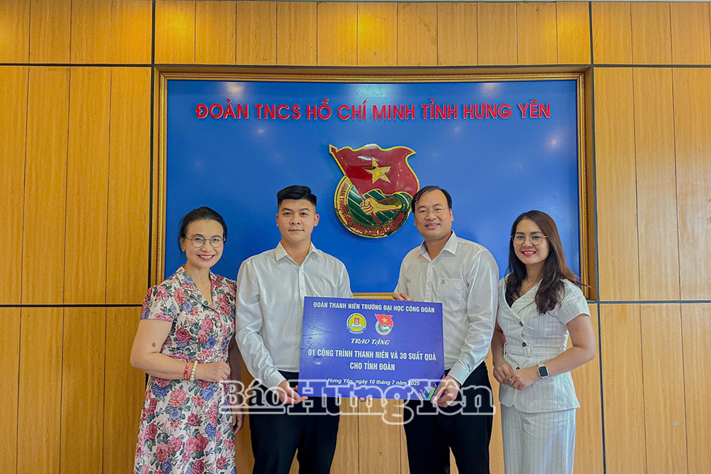 Đoàn thanh niên Trường Đại học Công đoàn trao tặng 1 công trình thanh niên và 30 suất quà cho Tỉnh đoàn.