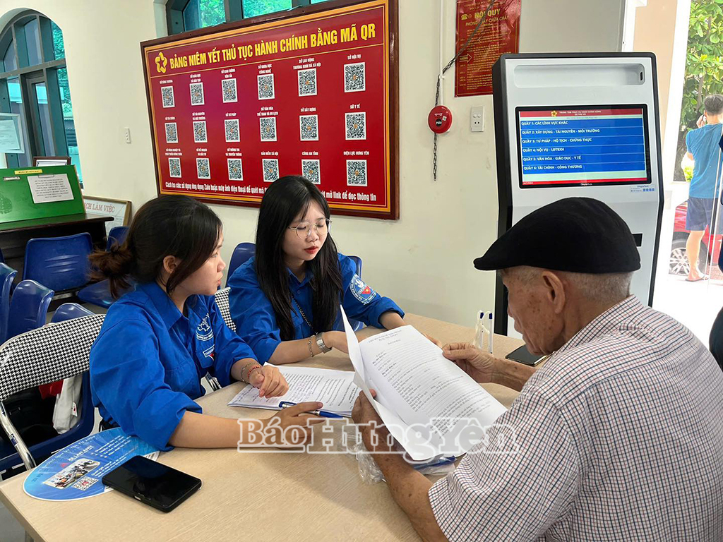 Sinh viên tình nguyện Trường Đại học Thủy lợi hỗ trợ người dân thực hiện thủ tục hành chính tại xã Vũ Thư.