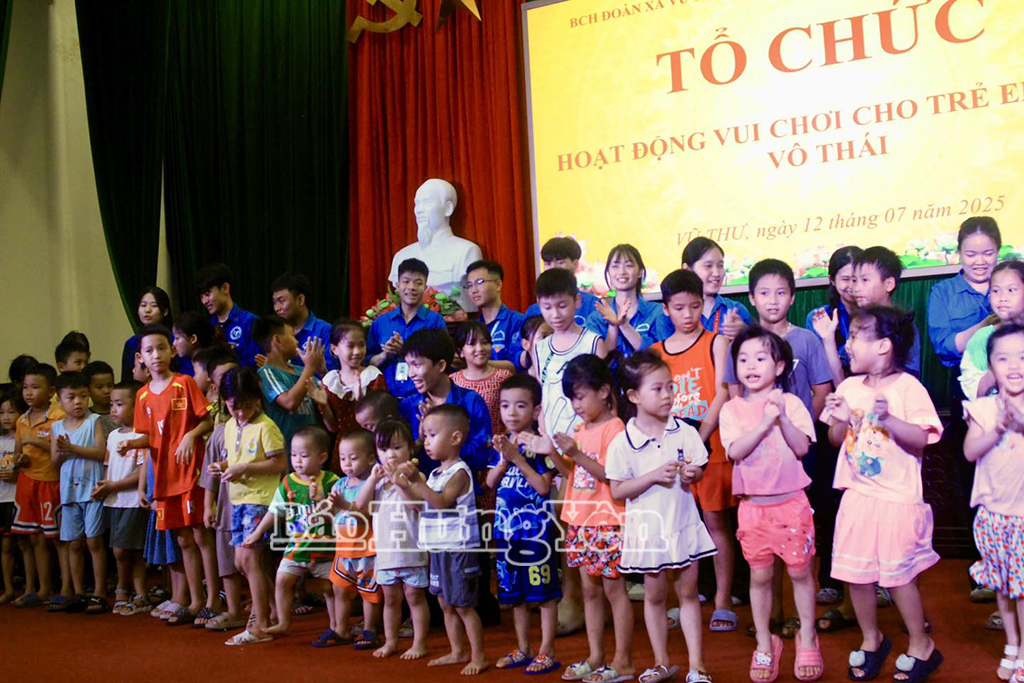 Thanh niên tình nguyện tổ chức chương trình vui chơi cho trẻ em xã Vũ Thư.
