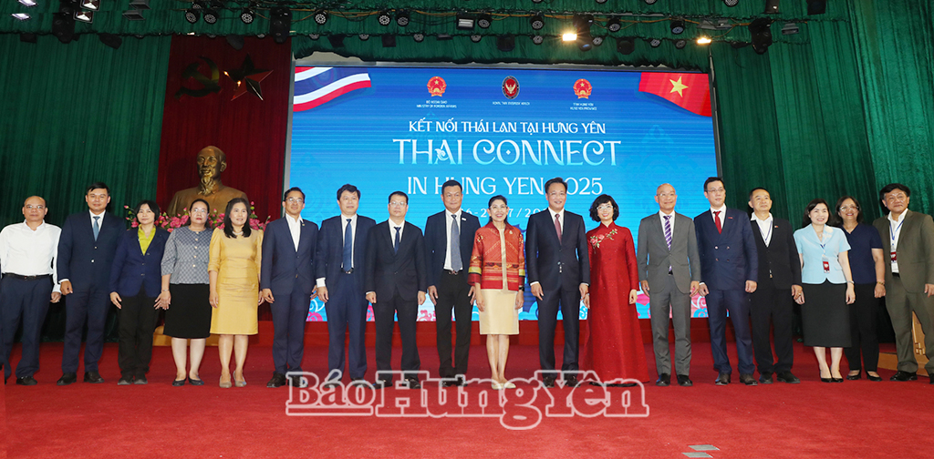 Các đại biểu tham Dự diễn đàn chụp ảnh lưu niệm.