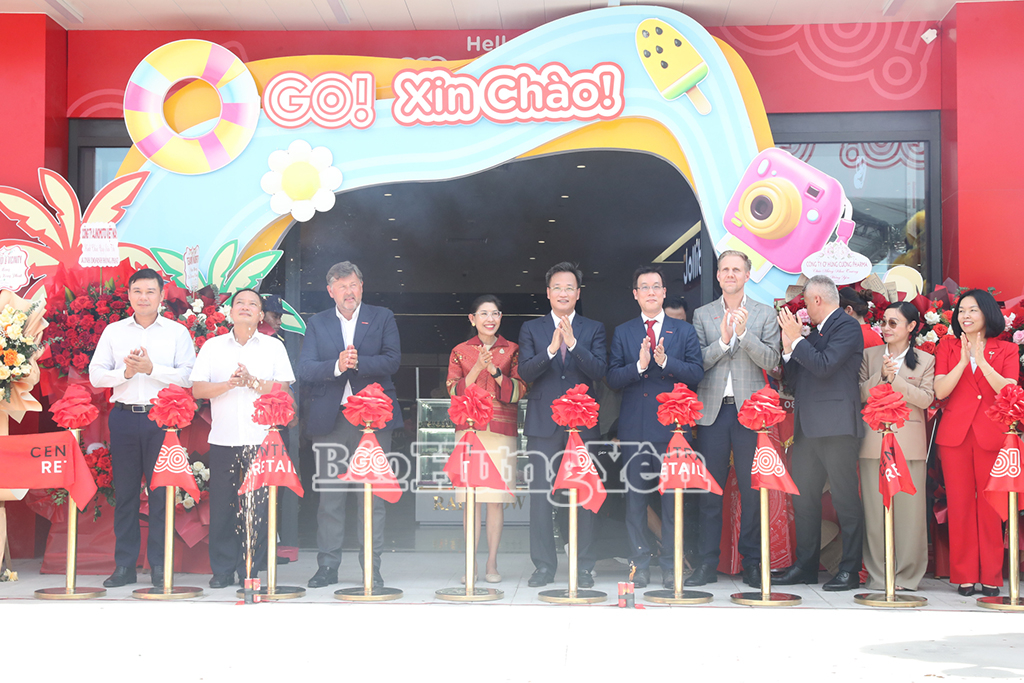 Các đại biểu cắt băng khai trương siêu thị Go! Hưng Yên